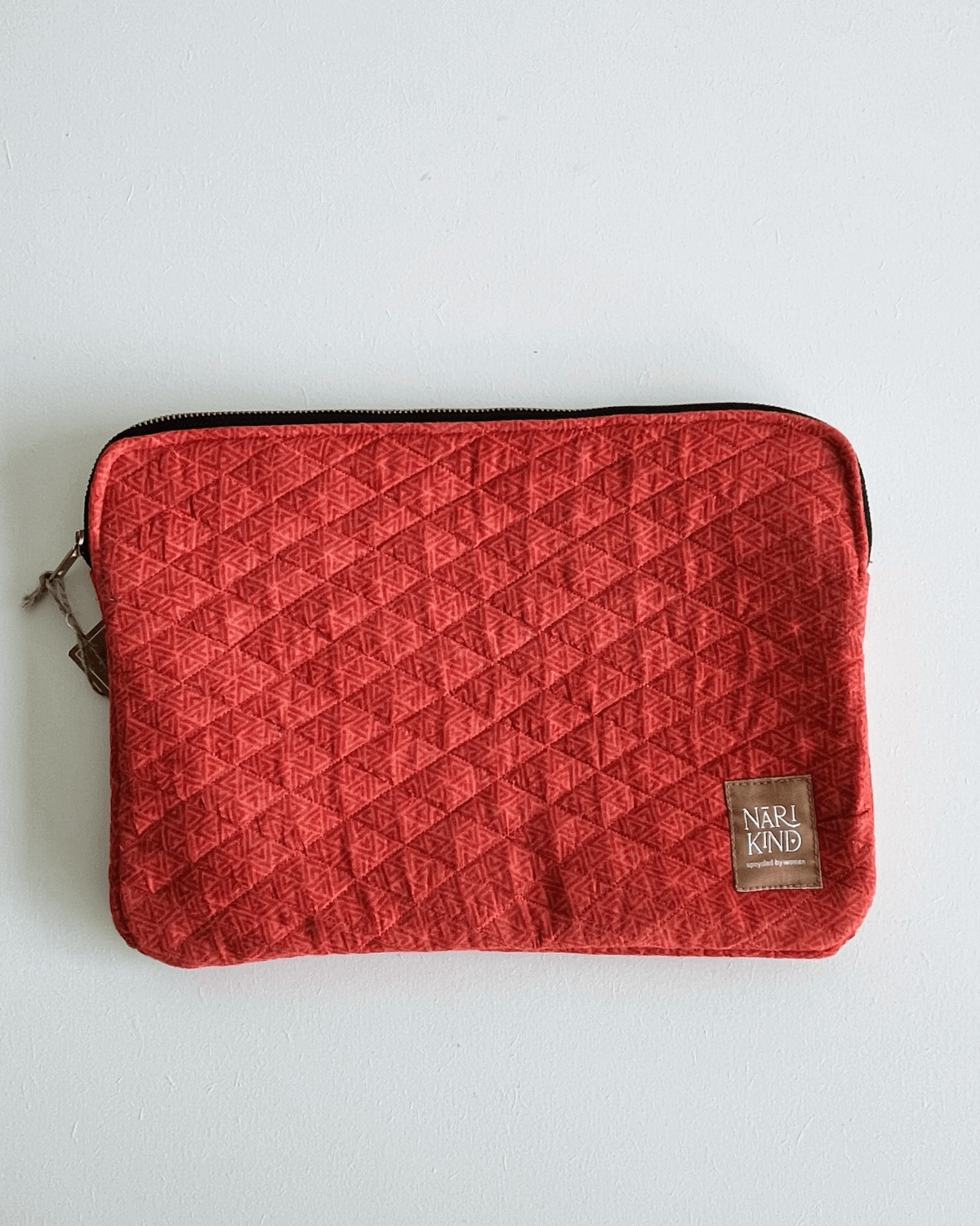 Computer sleeve, rødt mønster, upcycled sari, narikind